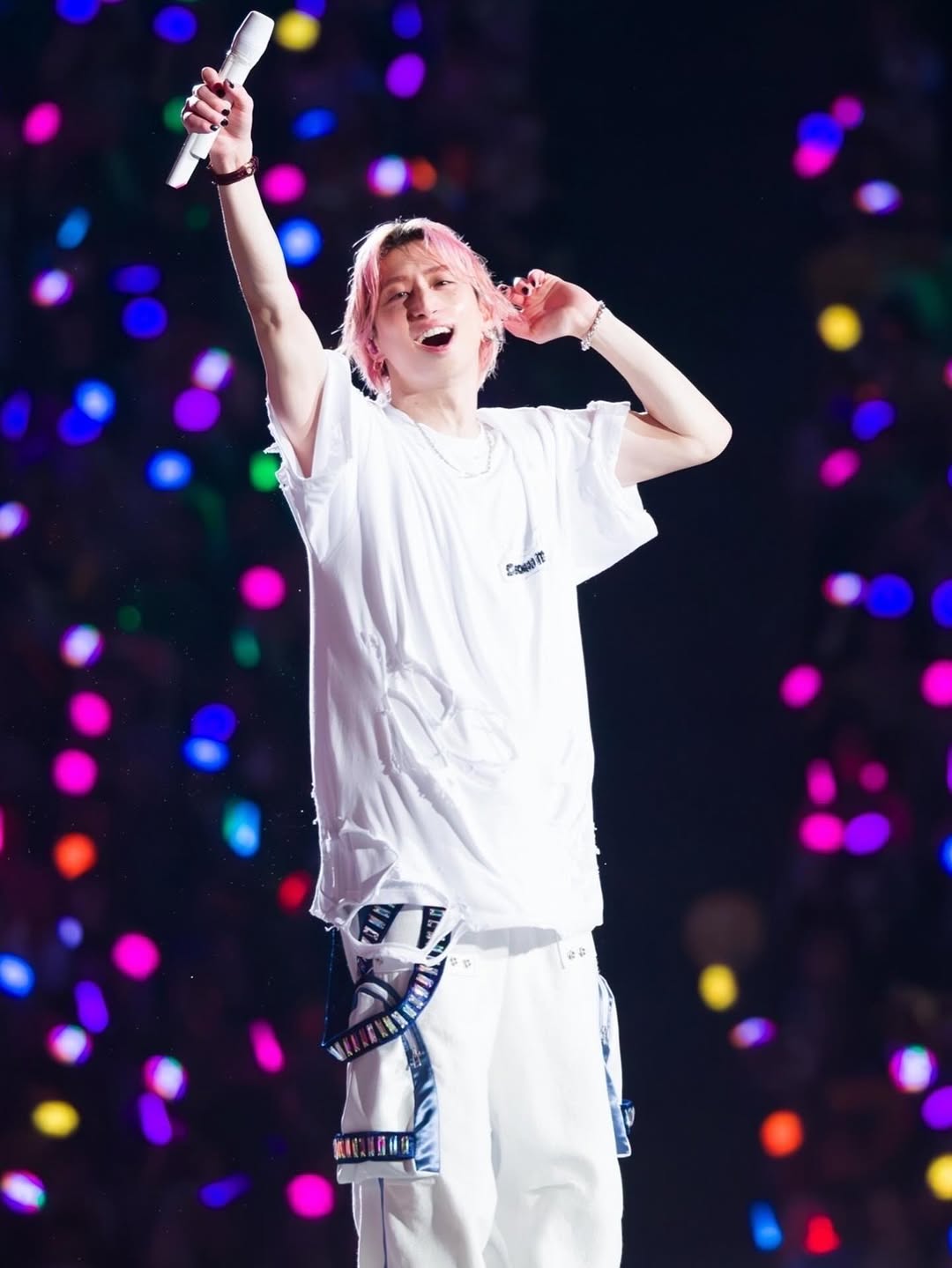 「天才的なアイドルすぎる」SnowMan・佐久間大介、メンバーのライブ写真アザーカット連投に続く