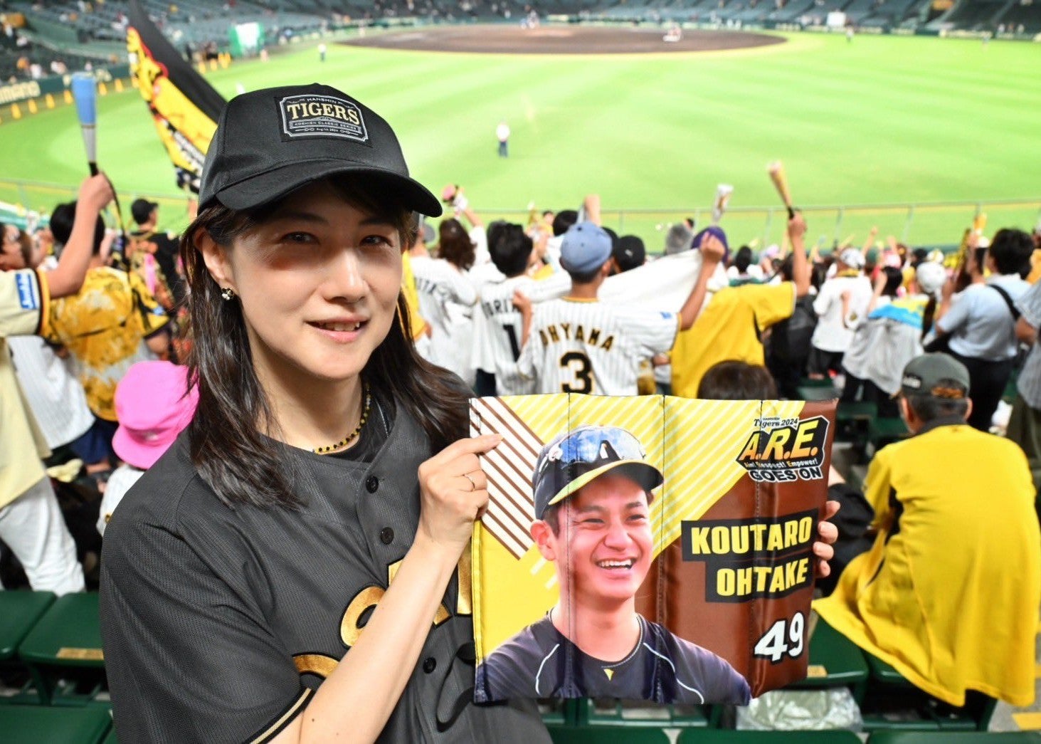 中江有里が阪神戦を球場観戦　ブラックユニ着用で笑顔の応援ショットも話題