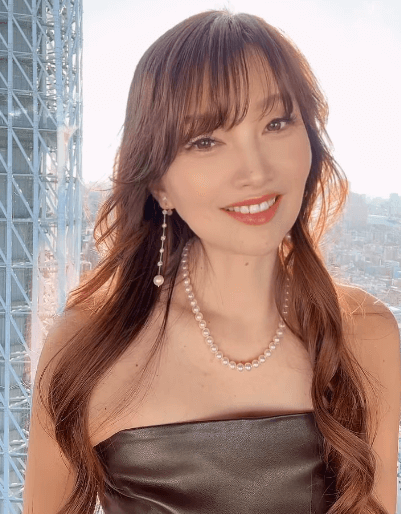 「恋愛に年齢制限はありませぬ」国宝級美魔女(57)、大都心バックの”ちょっぴりスネた・ムービー”を披露しファンメロメロ「いい女っぷり全開！」