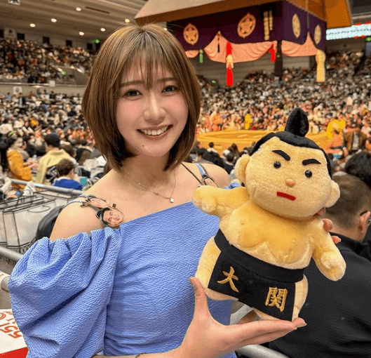「なんとめんこい子」人気スポーツ美女子の相撲観戦記！美オーラMAXのビジュが会場で目立ってしまう！？「メロメロです」