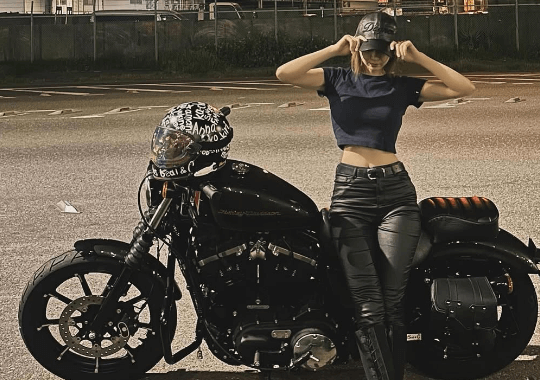 「ナイスバディー！」美女山賊ライダー、工業地帯で魅せたハーレーショットにファンメロメロ「カッケー」