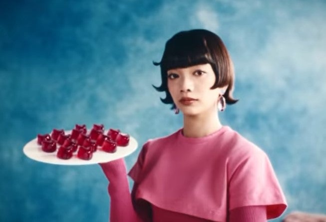 「あのcmソングを歌わせていただく日が来るとは…」絶賛ブレイク中の若手女優が蒟蒻畑の新CMに抜擢