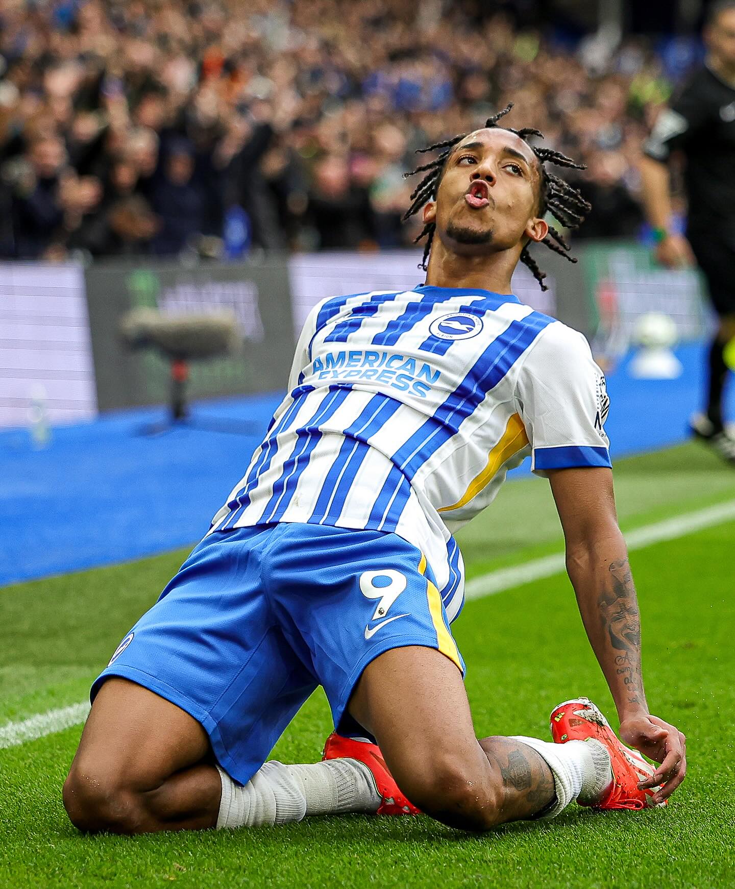 「堂々膝スラ」ジョアン・ペドロがユナイテッドを沈める強烈な一撃！