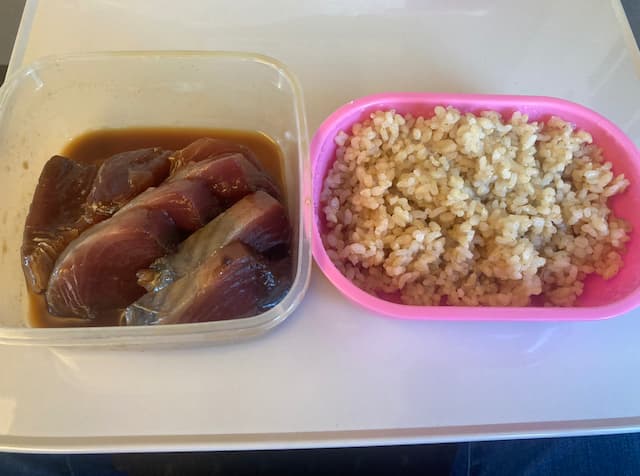 「どっちもうまそうだけど 何この組み合わせwww」スリムクラブ真栄田の“昼飯”にファンも驚き