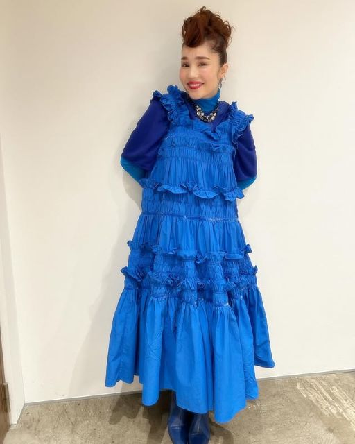 青が似合いすぎじゃない！？平野ノラ、ブルーワンピドレスでにっこりスマイル！