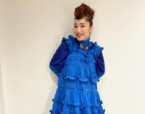 青が似合いすぎじゃない！？平野ノラ、ブルーワンピドレスでにっこりスマイル！