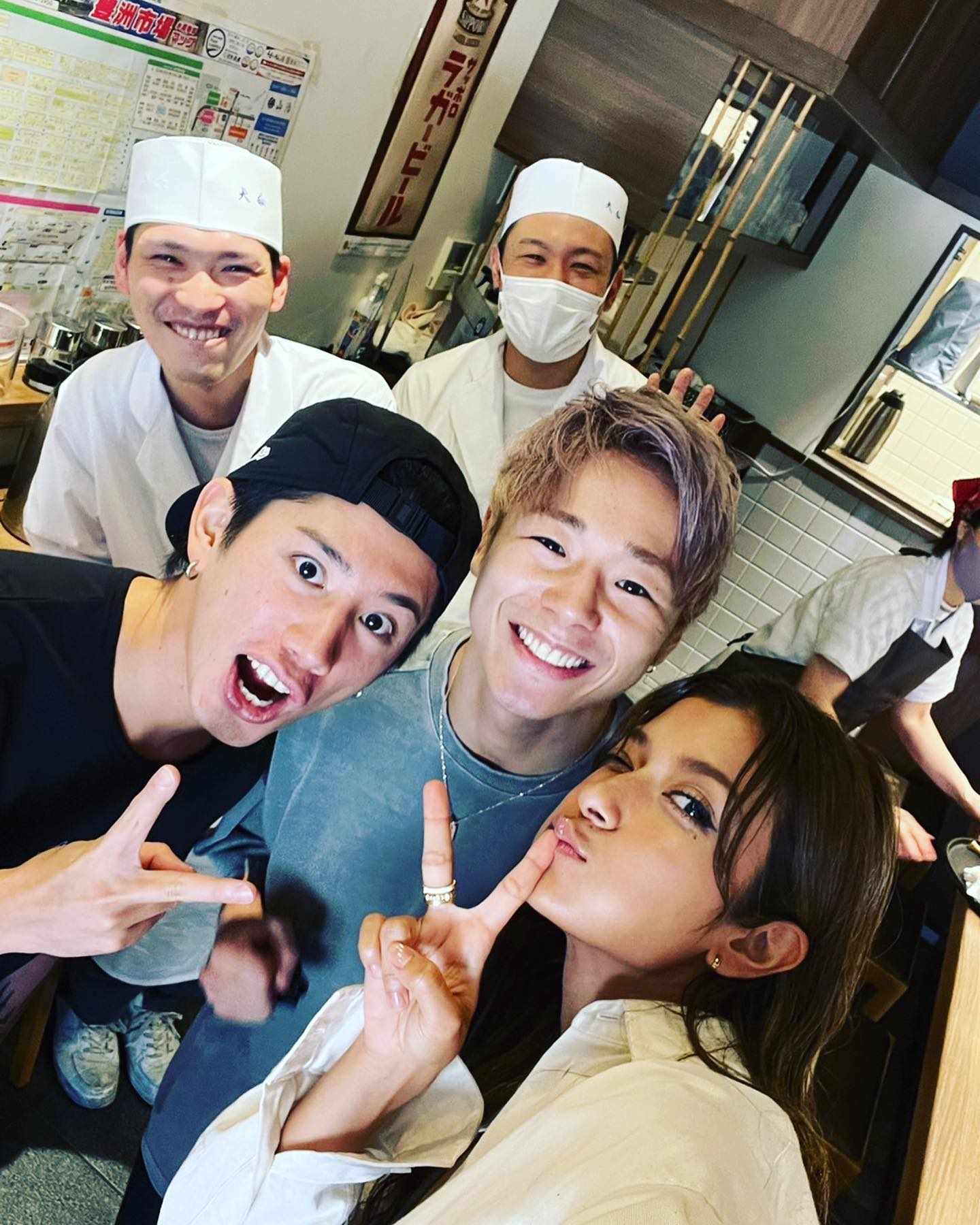 「笑顔が1番😁✌🏻」Taka&ローラが休養表明の武尊とお寿司を堪能