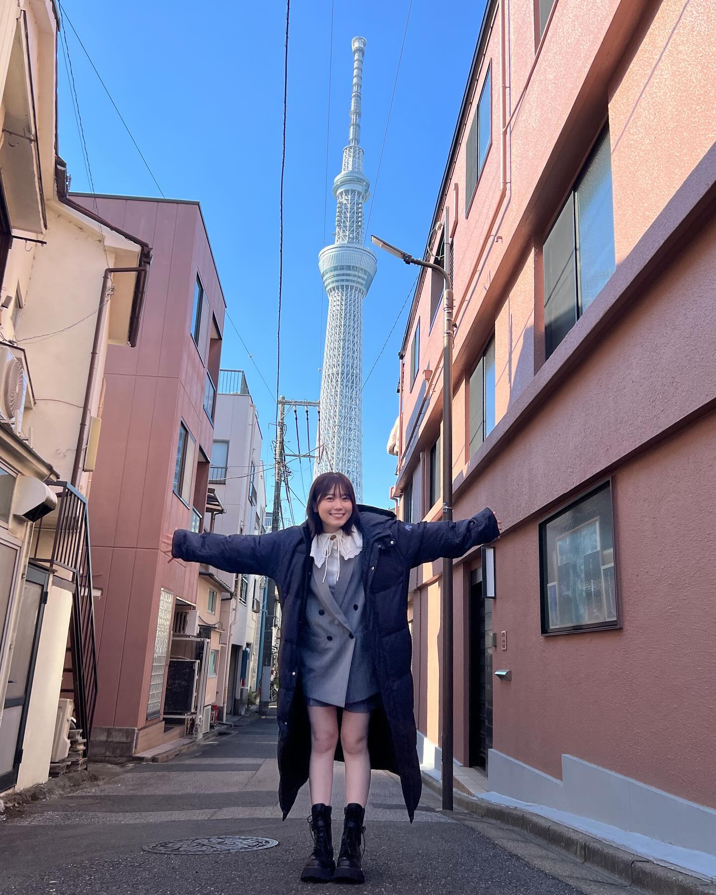 丹生明里がスカイツリーを背にジャケ写撮影