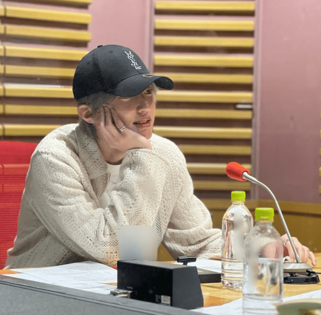 「彼氏感強すぎるよ」超人気アイドルの帽子を被った頬杖ショットが話題に