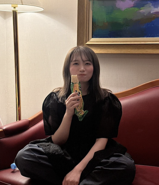 「もぐ。」笑顔でご飯中！ 元乃木坂46秋元真夏の最新ショットが話題