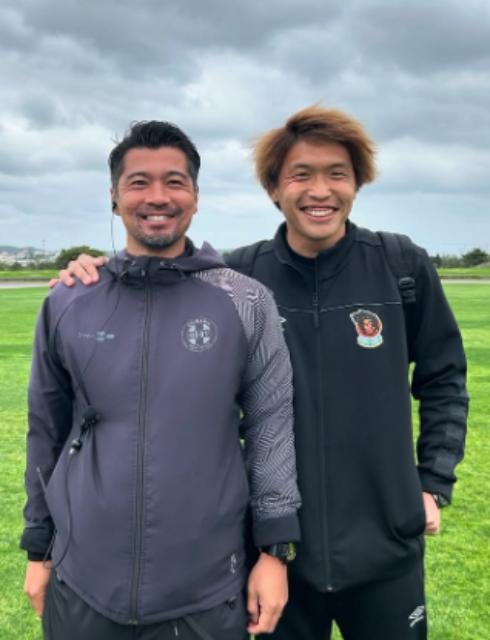 サッカー沖縄SV U-18監督・髙柳一誠、旧友との熱い再会！「怪我に気をつけて、まだまだ頑張れ！」