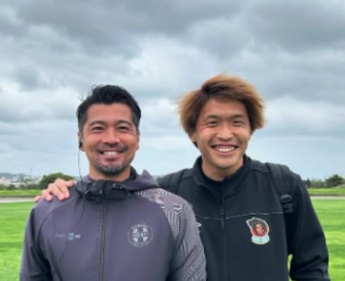 サッカー沖縄SV U-18監督・髙柳一誠、旧友との熱い再会！「怪我に気をつけて、まだまだ頑張れ！」