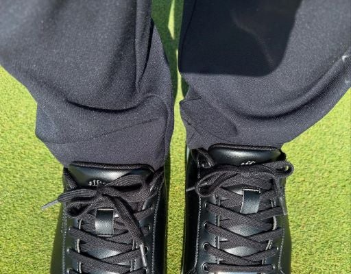 里崎智也、待望のエフィカスシューズでゴルフ日和スタート！ブラック×シルバーの輝きが芝の上で映える