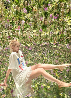 大人気韓国アイドルメンバーが日本でのオフショットを公開  際どい私服で美脚あらわに