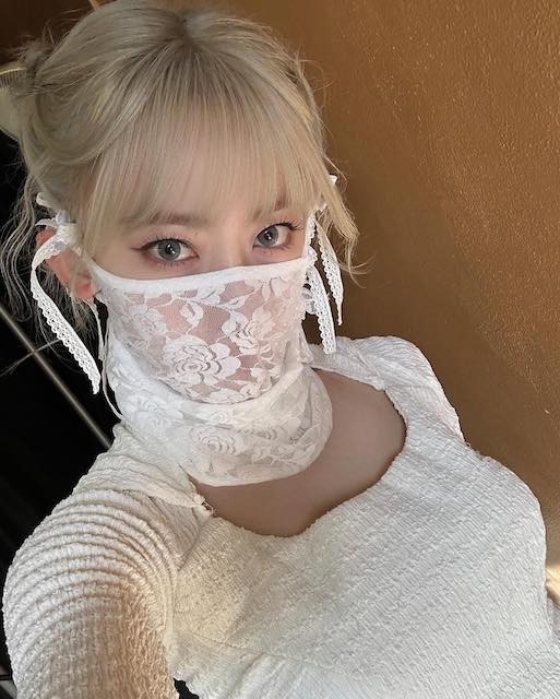 LE SSERAFIM・宮脇咲良が新曲「EASY」のオフショットを公開📸胸元露わな1枚も🫣