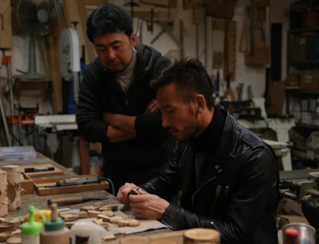 『職人の技が光る作品』中田英寿、札幌の木工作家の工房へ