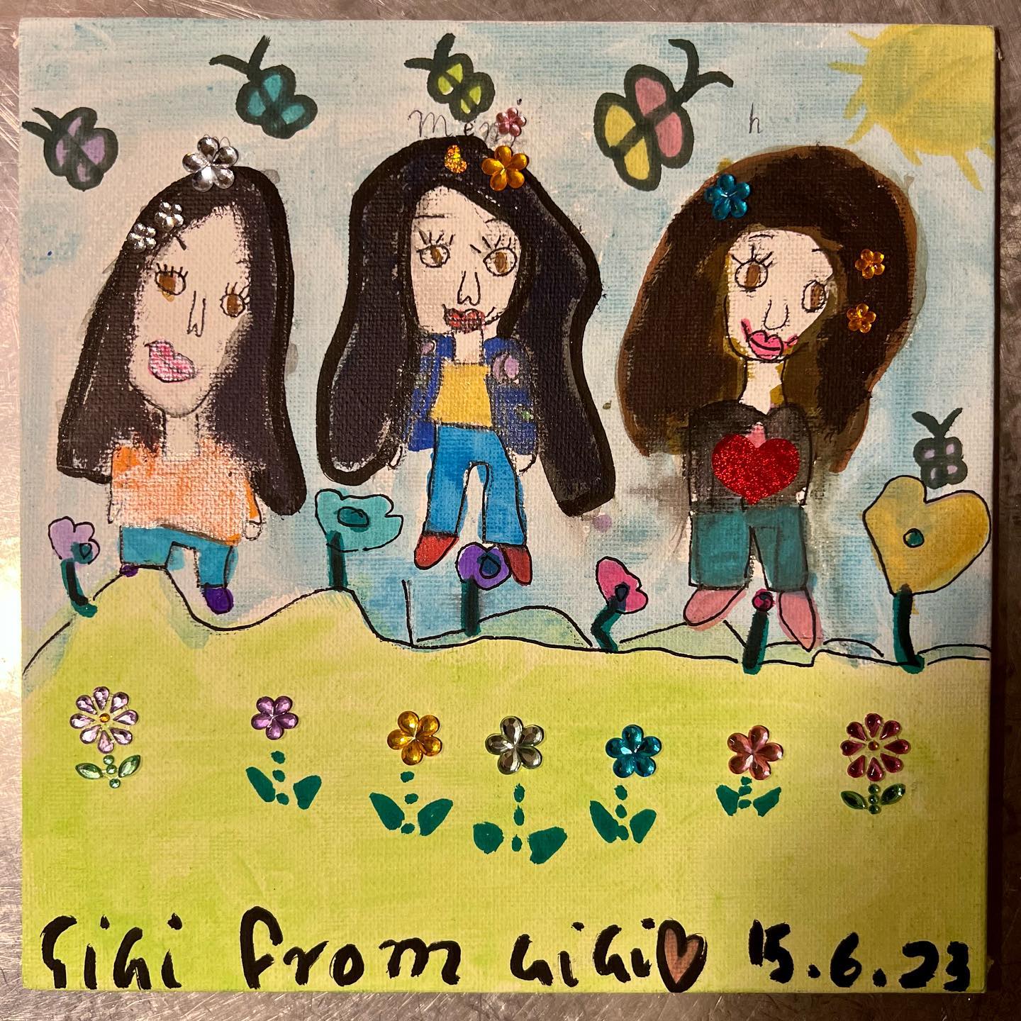 KPOPアイドルの世界的ヒットメーカー・ミンヒジン、メンバー従妹が書いた似顔絵に感激!?