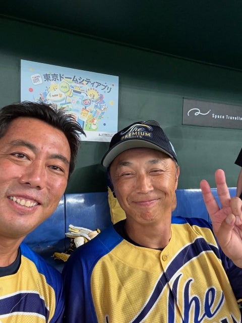 上原浩治、宮本慎也と笑顔のツーショット。「ドリームマッチ2025」で輝くレジェンドの絆