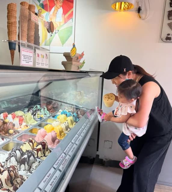 北斗晶が孫愛爆発！「ばーちゃん、端から端まで全部買ってやろうか？」