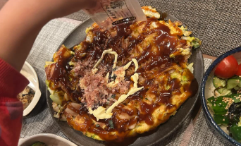 「トッピング全部乗せの愛情お好み焼き！」三倉茉奈の“どデカ晩ごはん”にほっこり