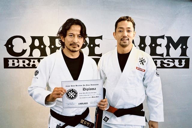 「今日から黒帯、修羅の道。」岡田准一がブラジリアン柔術の黒帯に！