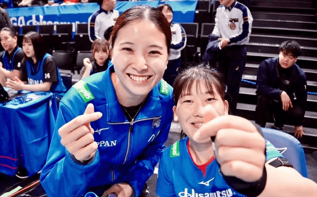 「可愛すぎますよ～！」美女バレーボーラー、コート内の”お戯れ・ショット”が心癒されるとファン・ほっこりモード「最高に素敵でカッコいい」