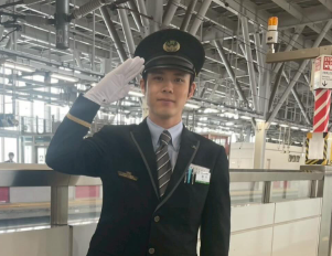 「これはもう本物の車掌さん！」細田佳央太、新幹線制服姿で“世界”へ出発進行！