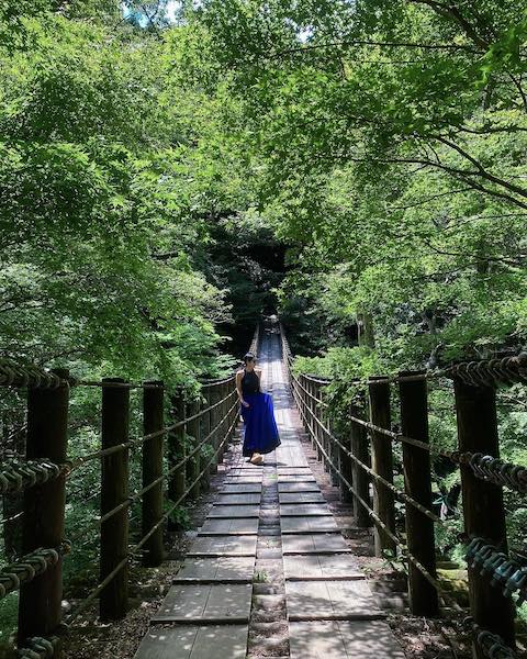 浅田舞 大自然に囲まれた最新ショット公開🌿💖 「森の王女様😍、きれいで、涼しげです。❤️」