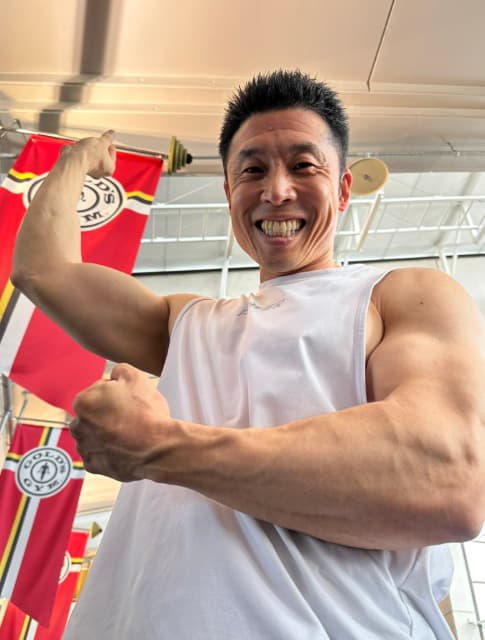 なかやまきんに君、遠近法を使ってバーベルを指で持ち上げる？