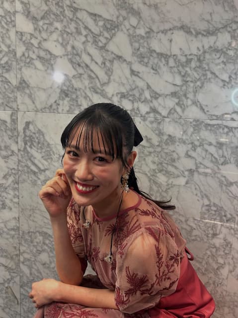 「ワインレッドがよくお似合いで」「とっても綺麗…」高城れに、おしゃれな衣装でのオフショットにファンからコメント続々