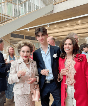 「本当に麗しい」デヴィ夫人が孫の卒業式での3世代ショットを公開