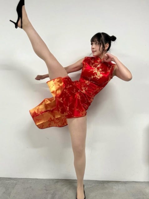 美脚にファン釘付け…上原わかな、チャイナドレスでハイキック披露