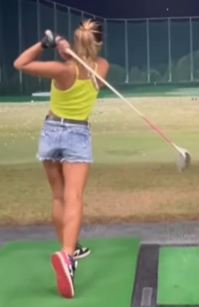 夜のゴルフ練習場で魅せた！美女サーファーの“大胆スイング”に視線集中