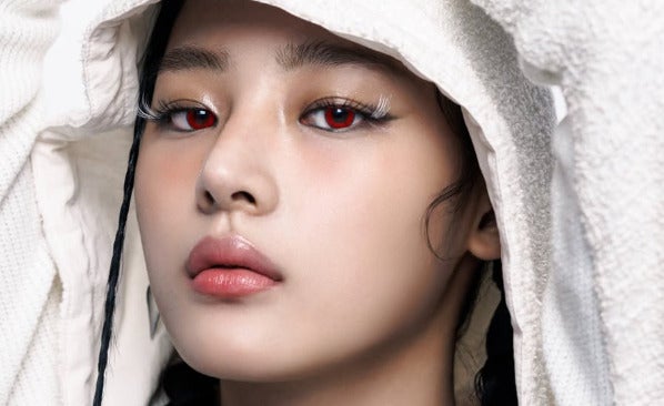 「破壊力えぐい」NJZ・ミンジ、“赤眼”で圧巻ビジュアル披露