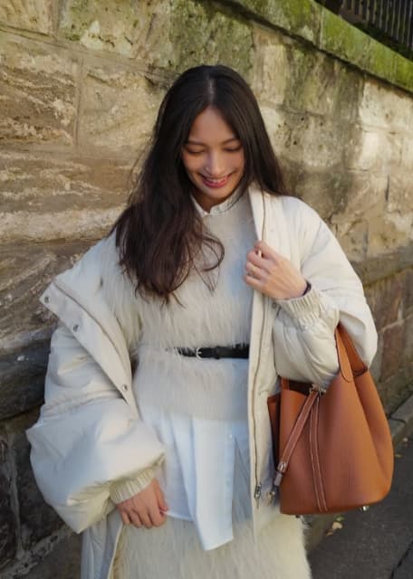 女優 大政絢 冬にぴったりもこもこコーデ！可愛いと話題に！