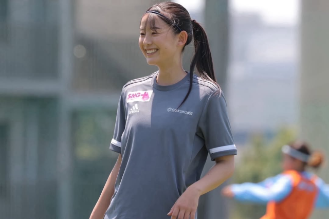 可愛すぎる笑顔でファン魅了！日体大SMG横浜・本城まやか、なでしこリーグ再開報告＆観戦のお誘いショット！