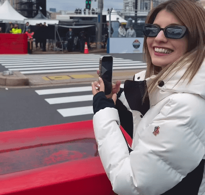 「とてもお綺麗です！」モデルのマギー、F1カーにエキサイト！若きカリスマとの2Sにも反響続出「ゆっるゆ〜るドーナツターン可愛い」