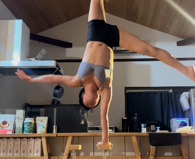 「美しいです」ハンドバランスの美女、メリーゴーランドロマンスな"芸術パフォーマンス"を披露！「めっちゃすごいです、しかも美しい」