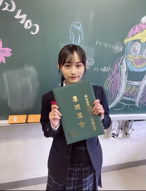 「写真を撮ってくれた友よ！」AKB48研究生が高校卒業を報告！ちょっと抜けてる(？)写真にファンほっこり
