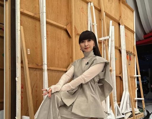 Perfumeかしゆか、スタジオセット裏でパシャリ！