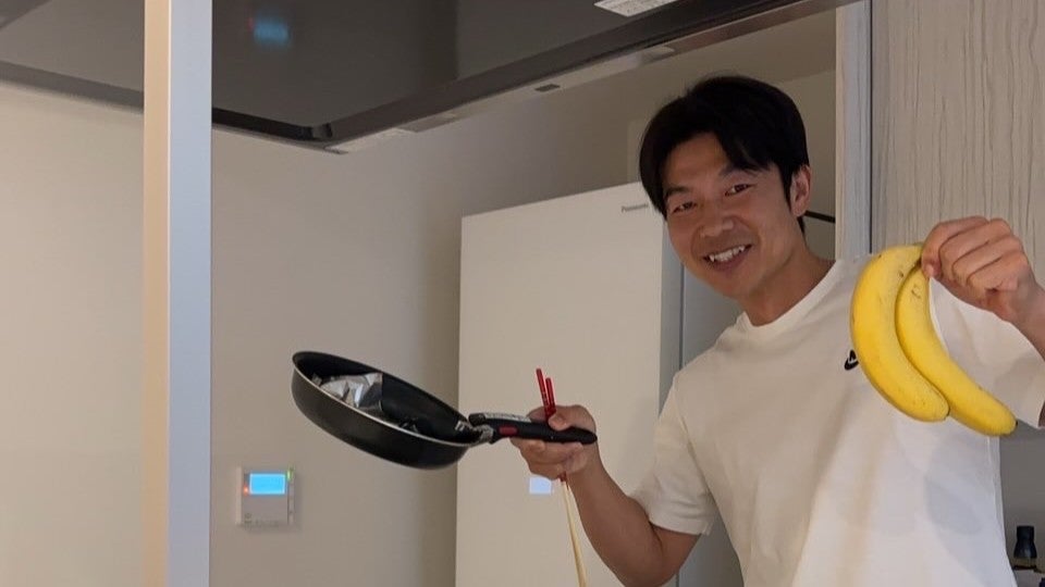 バナナ片手に満面の笑み…プロ野球スターの意外すぎる夜の姿