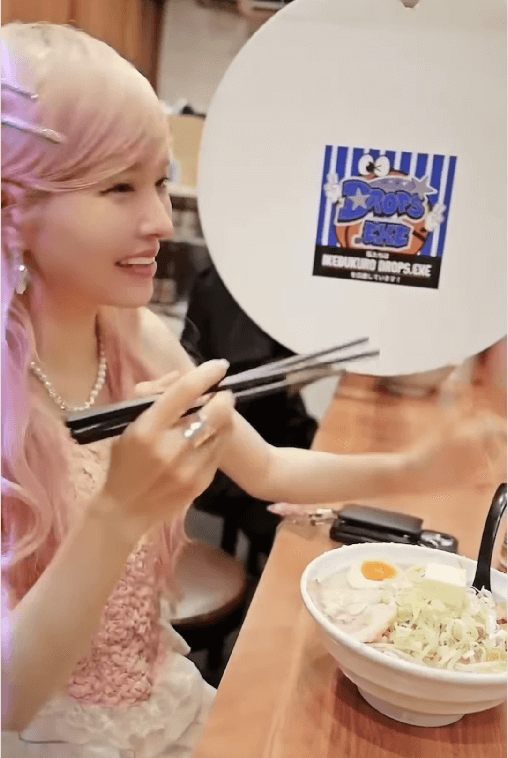 益若つばさ、ラーメン屋での「お箸3本事件」にファン爆笑！
