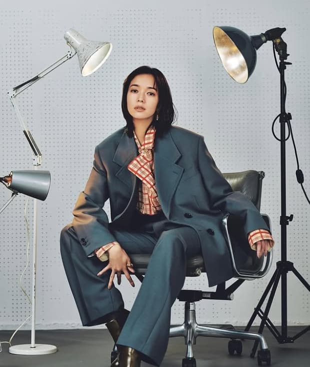 「部長！」佐藤栞里のモードなダブルジャケット姿がかっこよすぎると話題に