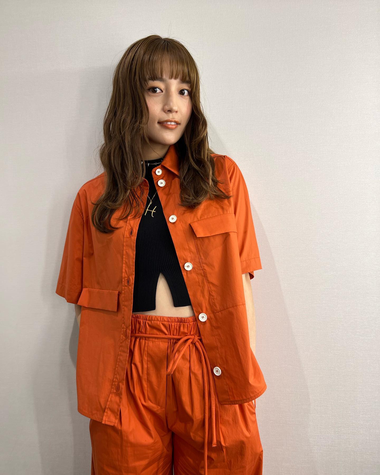 川口春奈の最新ショットが可愛い❣️ 「はーちゃんオレンジ似合う🧡」と話題に📸