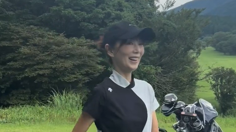 「ポチとの散歩、まだ慣れない」タレント兼女優・葉月里緒奈、従順なポチを披露！