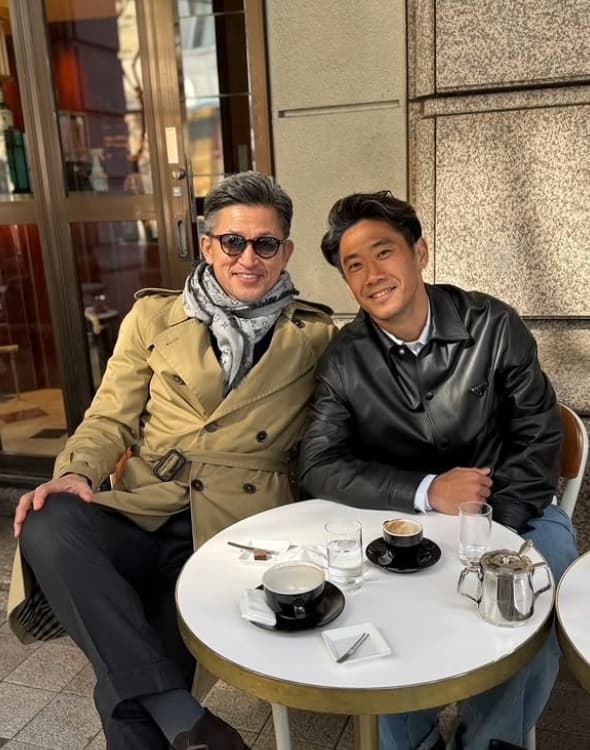 「この二人が一緒にいるなんて‼」香川真司が投稿したレジェンド〇〇との写真にファン驚愕‼