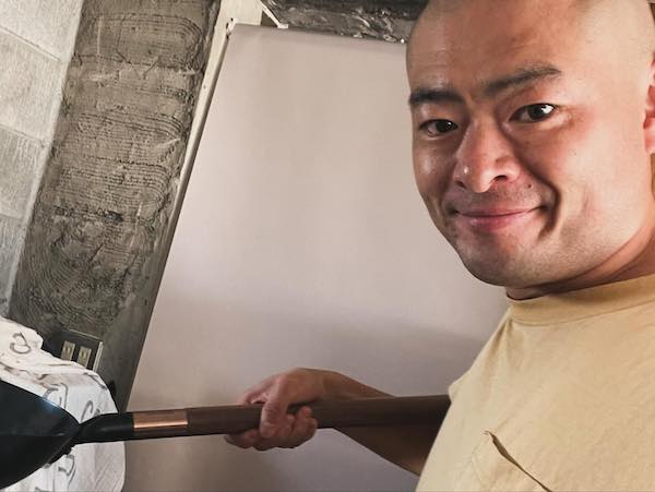 気分は本格料理人！あばれる君が鉄鍋を使ってナポリタン作りに挑戦🔥