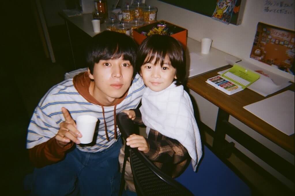 坂東龍汰、「98%たっすーとのツーショットです」と綴り、ドラマで共演中の子役との仲良い写真を公開！