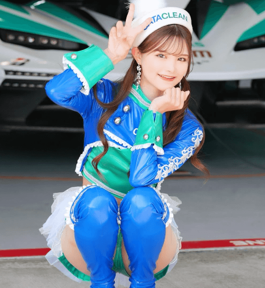 「可愛すぎ」美女レースクイーン、勝利の女神に！サーキットの美麗姿にファンうっとり「優勝おめでとう、2日間おつぴょん」