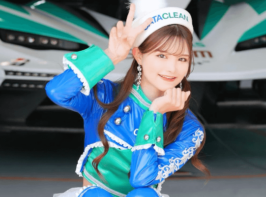 「可愛すぎ」美女レースクイーン、勝利の女神に！サーキットの美麗姿にファンうっとり「優勝おめでとう、2日間おつぴょん」